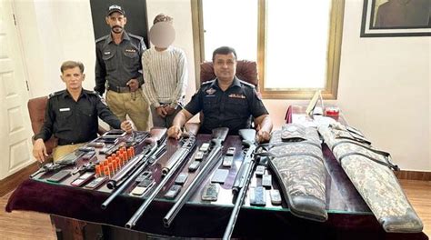 کراچی میں خفیہ اطلاع پر پولیس کی کارروائی، گھر سے بھاری اسلحہ برآمد