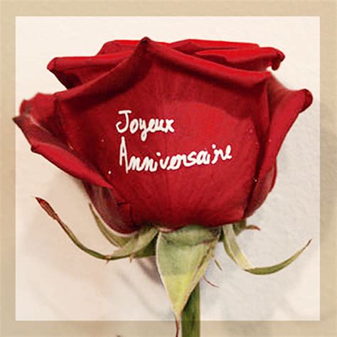 Chemin de table sequin rose. rose rouge marquée Joyeux anniversaire blanc