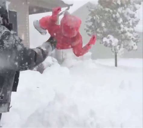 Nfls Fred Jackson Having Fun With His Kids In Buffalos Snowmageddon
