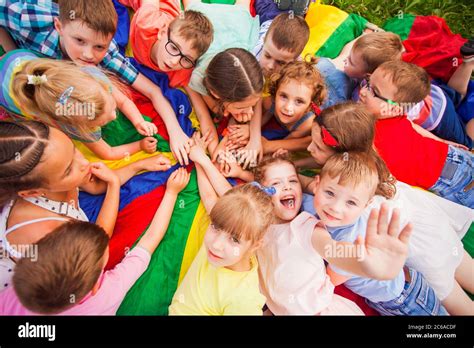 Los niños se juntan en círculo en tierra colorida Fotografía de stock