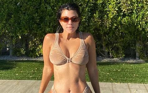 kourtney kardashian luce en bikini en instagram