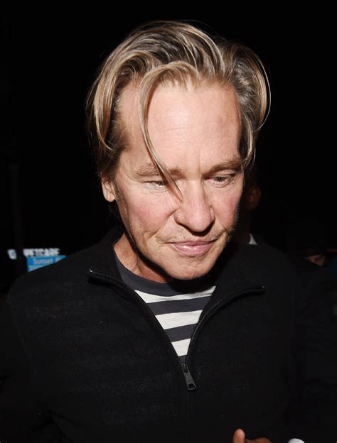 Val kilmer may not be in the spotlight like he once was, but the top gun star has proven himself a though we don't see him in films as much as we used to, val kilmer remains an iconic actor who is. Večer - Zaradi bolezni igralec Val Kilmer neprepoznaven