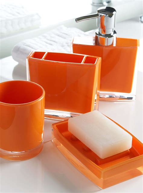 Orange may not be your first choice for a bathroom, but it should be. Accessoires salle de bain | Orange bathroom decor, Orange ...