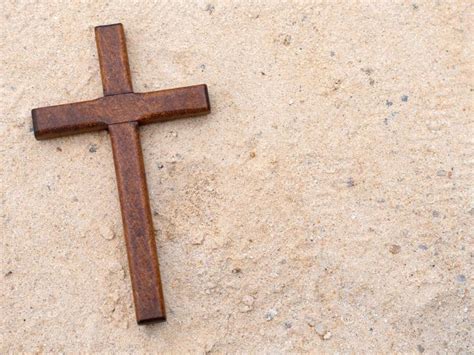 Sign From God Giant Wooden Cross Washes Ashore On Florida Beach Beliefnet News