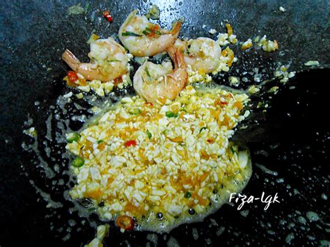Ayam mentega telur masin ni lebih kurang rasa macam butter chicken yang biasa. NASI GORENG TELUR MASIN | Fiza's Cooking
