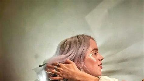 بيلي ايليش تزور مقهى القطط في كوريا | billie eilish. اجمل صور Billie Eilish (486) صور بيلي إيليش | Photo