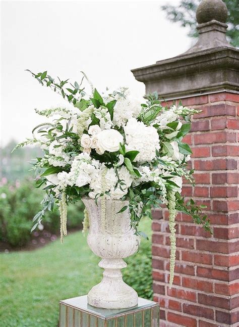 40 White Wedding Flower Ideas For Monochrome Lovers