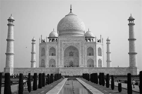 Grayscale Photo Of An Ancient Taj Mahal Temple In India · Free Stock Photo
