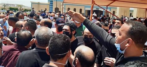 بجوارنا يوسف كان الوقت بعد المغرب وأن لا أستطيع اتأخر على البيت من بعد الساعة العاشرة مساء فقررت اذهب أجلس معه لكن كنت في حيره ماذا لدية غرفة حلوة بداخلها حمام جلست اخزن وأفكر كيف اتحدث معه كان يوسف ماسك للجوال سأله مع من تتراسل حين شفت يوسف وهو. حسن الرداد ورامي رضوان يشيعان جثمان سمير غانم لمثواه الأخير