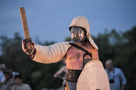 Un Legionario Romano Antiguo Lucha Con La Espada El Casco Y El Escudo Imagen Editorial Imagen
