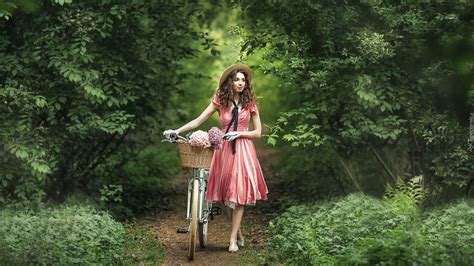 Edycja Tapety Dziewczyna Z Rowerem Na Leśnej ścieżce