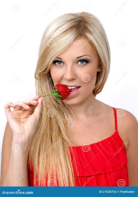 Muchacha Rubia Atractiva Hermosa Con La Fresa Roja Imagen De Archivo