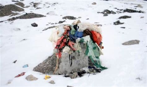 Dead bodies on mount everest (photo: Over 200 Dead Bodies on Mount Everest | Sometimes Interesting