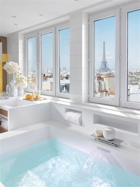 10 Luxury Bathtubs With An Astonishing View