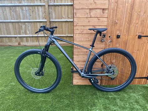 Beginner trail next to sidewalk path : mountainbikes