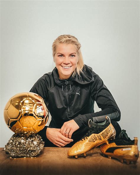 Dünya çapındaki futbol yıldızı ada hegerberg'in \. Puma dévoile une One en hommage au Ballon d'Or d'Ada Hegerberg