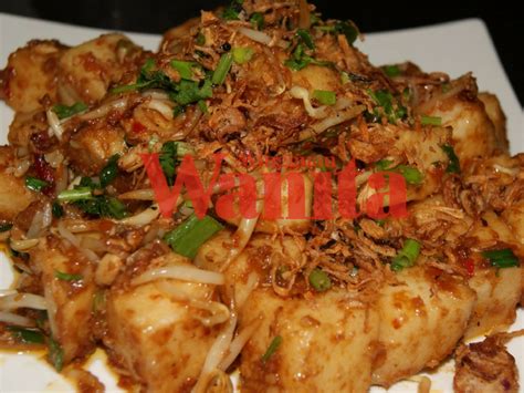 Nasi impit is rice cake, usually eaten with gravy like rendang (spicy meat dish), kuah kacang (peanut sauce) or kuah lodeh (vegetables cooked in coconut milk). Rendang Dah Habis, Mak-Mak Sebenarnya Boleh Goreng Lebihan ...