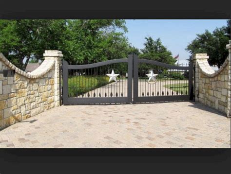 Traditional manually operated gates have now evolved as automatic electronic gates and designer doors, too. 5 Awesome Farmhouse Driveway Entrance Gate Ideas ...