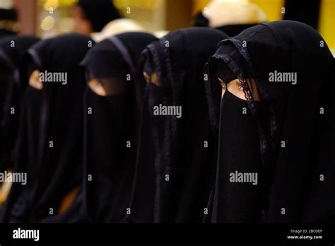 Femme Musulmane En Burqa Banque De Photographies Et Dimages Haute