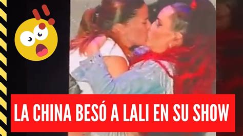 ️la china suárez besó a lali espósito 💅 en pleno show en uruguay 💣 youtube
