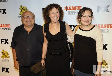 Photo Danny Devito Wife Rhea Perlman And Their Daughter Attend My Xxx Hot Girl