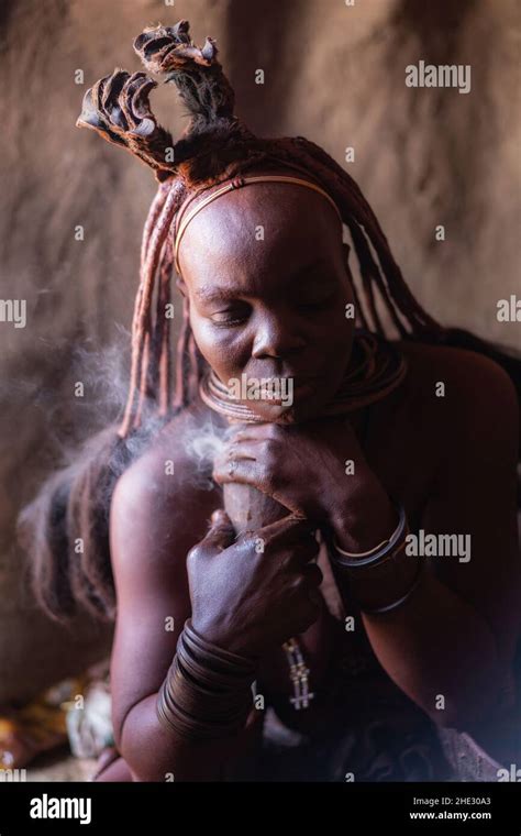 woman himba tribe northern namibia fotografías e imágenes de alta resolución alamy