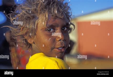 niño indígena australiano fotografías e imágenes de alta resolución alamy