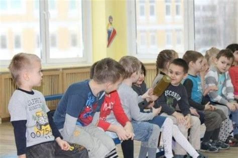 俄罗斯幼儿园儿童持ak47步枪上认知课 图 新浪教育 新浪网