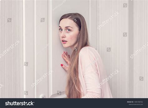 487 Girl Listening Door Immagini Foto Stock E Grafica Vettoriale