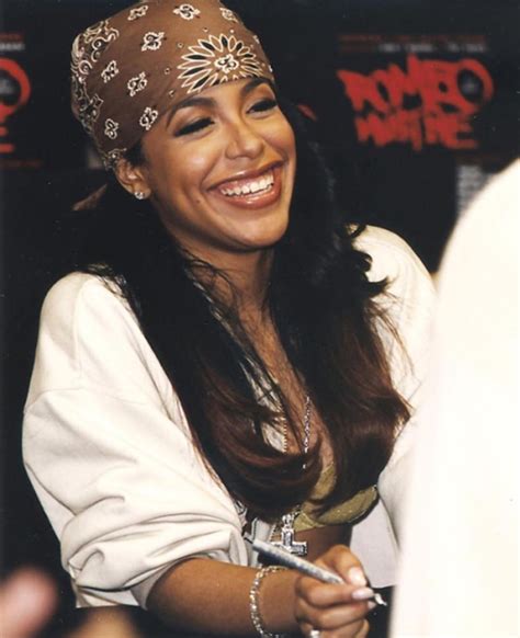 Pin By Eva Timarrah On Aaliyah Aaliyah Style Aaliyah 90s Hip Hop