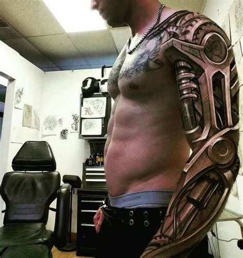Ele foi notícia pelo mundo depois da divulgação do vídeo que mostra o artista tatuando um cliente com seu braço biônico que lembra muito os. My kind of tattoo - 9GAG