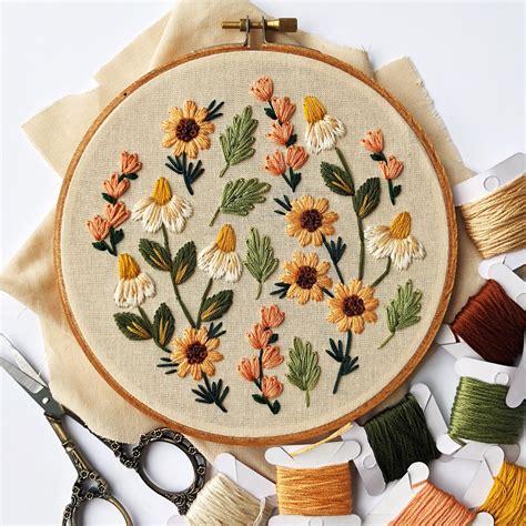 Stitching video showing colonial knots. A simple summer wildflower embroidery hoop : crafts