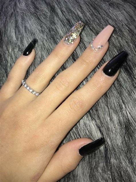 Uñas acrílico negras con con dorado si estas buscando uñas acrílico negras con amarillas, aquí te vamos a compartir una gran cantidad de imagene sde uñas acrilicas y también de uñas acrilico negras. Pin on nails