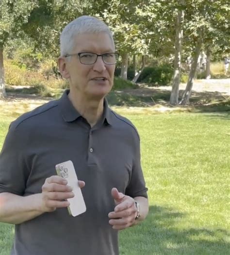Tim Cook Picks One Iphone Color But Manages To Praise Them All