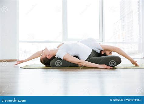 twee vrouwen die uitrekkende oefeningen in yogacentrum doen stock foto image of gepacificeerd