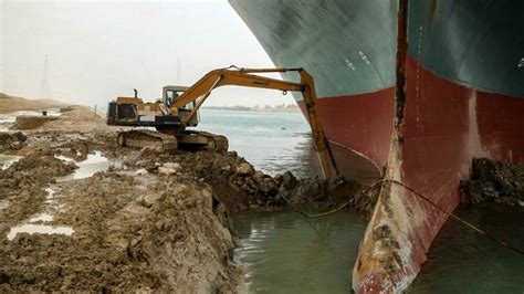 La nave incagliata nel canale di Suez si sta muovendo