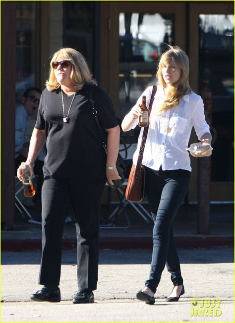 Taylor Swift Reveals Her Mom Andrea Has Cancer Photo 797361 Photo Gallery Just Jared Jr