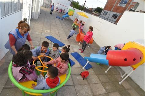 Juegos recreativos en grupo para adultos mayores. Nuevos juegos infantiles para el Jardín Nº 946, de José León Suárez - 2 URBANOS