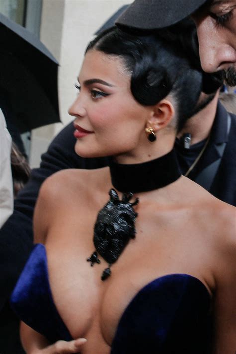 UPDATE Kylie Jenner S Looks At Paris Fashion Week Factz