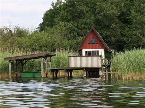 Urlaub am eigenen see oder teich mit hohem entspannungsfaktor Reetgedecktes Bootshaus am Krakower See | Bootshaus, Style ...