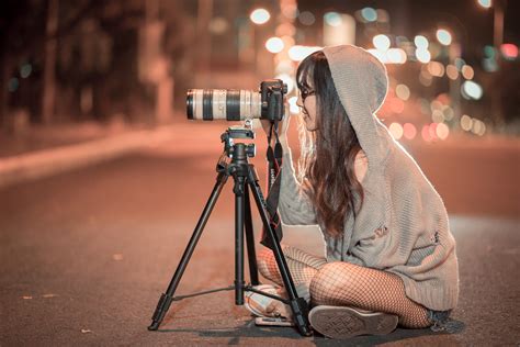 photographer-sitting-on-the-road-taking-a-photo-at-night image - Free