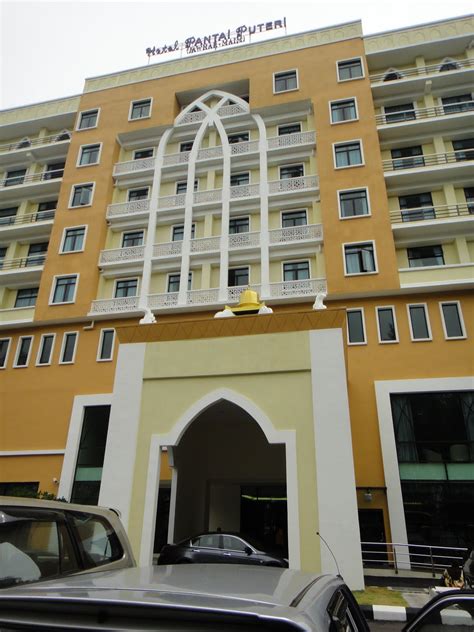 Our hotel is just a few metres away from the bronzed sands of puteri beach. Beautiful Memories: Hotel Pantai Puteri....Melaka
