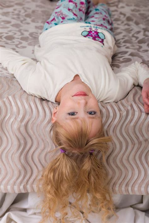 Süßes Mädchen In Den Pyjamas Die Zum Bett Fertig Werden Stockbild Bild Von Freude Kiefer