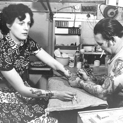 30 Badass Vintage Photographs Of Women Getting Tattooed ~ Vintage Everyday