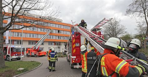 Wir freuen uns über jede begegnung zwischen unseren waldstrolchen und den menschen des pflegezentrums „haus im schelmenholz. Mit heulenden Sirenen vor dem Pflegeheim - Winnenden ...