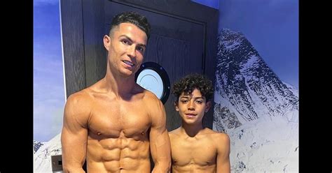 cristiano ronaldo pose torse nu avec son fils cristiano jr presque aussi musclé que lui à 11