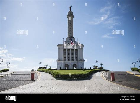 El Monumento A Los Héroes De La Restauración Monumento De Santiago