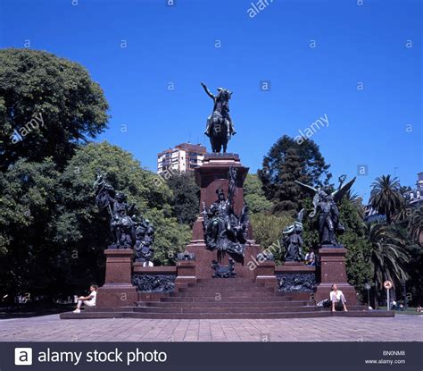 Statue Von Jose De San Martin In Der Plaza San Martin Buenos Aires