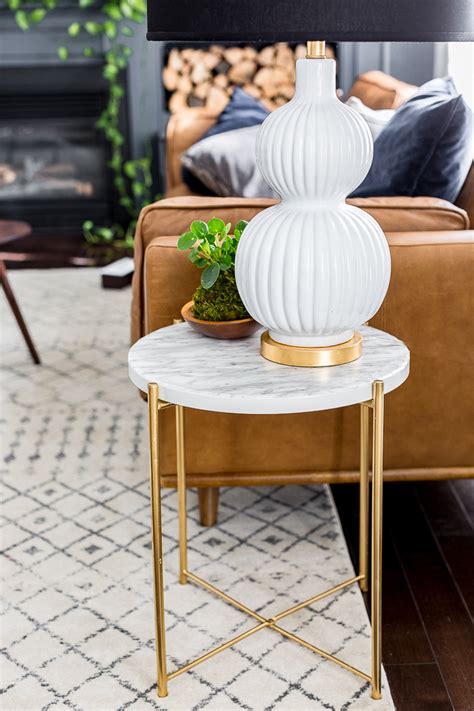 Coffee tables and side tables are perfect when it comes to keep your glasses, remote controls or smart phones under hand in the living room. Easy IKEA side table hack