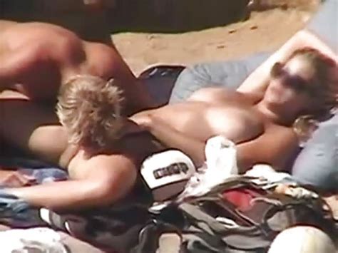 Betrapt Door Een Voyeur Op Het Strand Nedporno Com